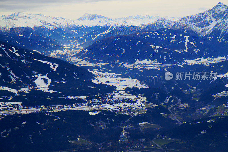 奥地利，Innsbruck Nordkette白雪覆盖的山脉全景，brenner山口和田园诗般的Tyrol Karwendel山脉